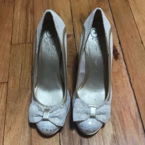 White/gold pumps